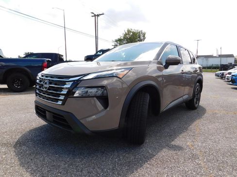 Used 2025 Nissan Rogue SV FWD image 4
