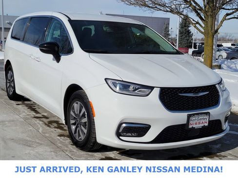 Used 2024 Chrysler Pacifica Select image 1