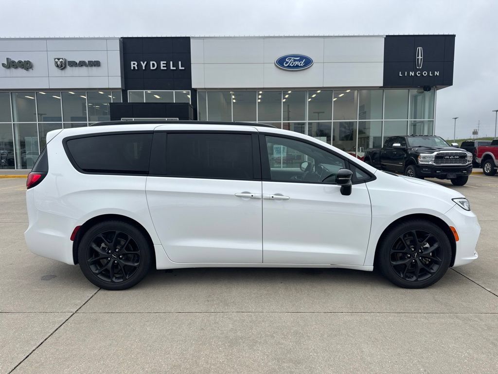 Used 2025 Chrysler Pacifica Limited FWD image 2