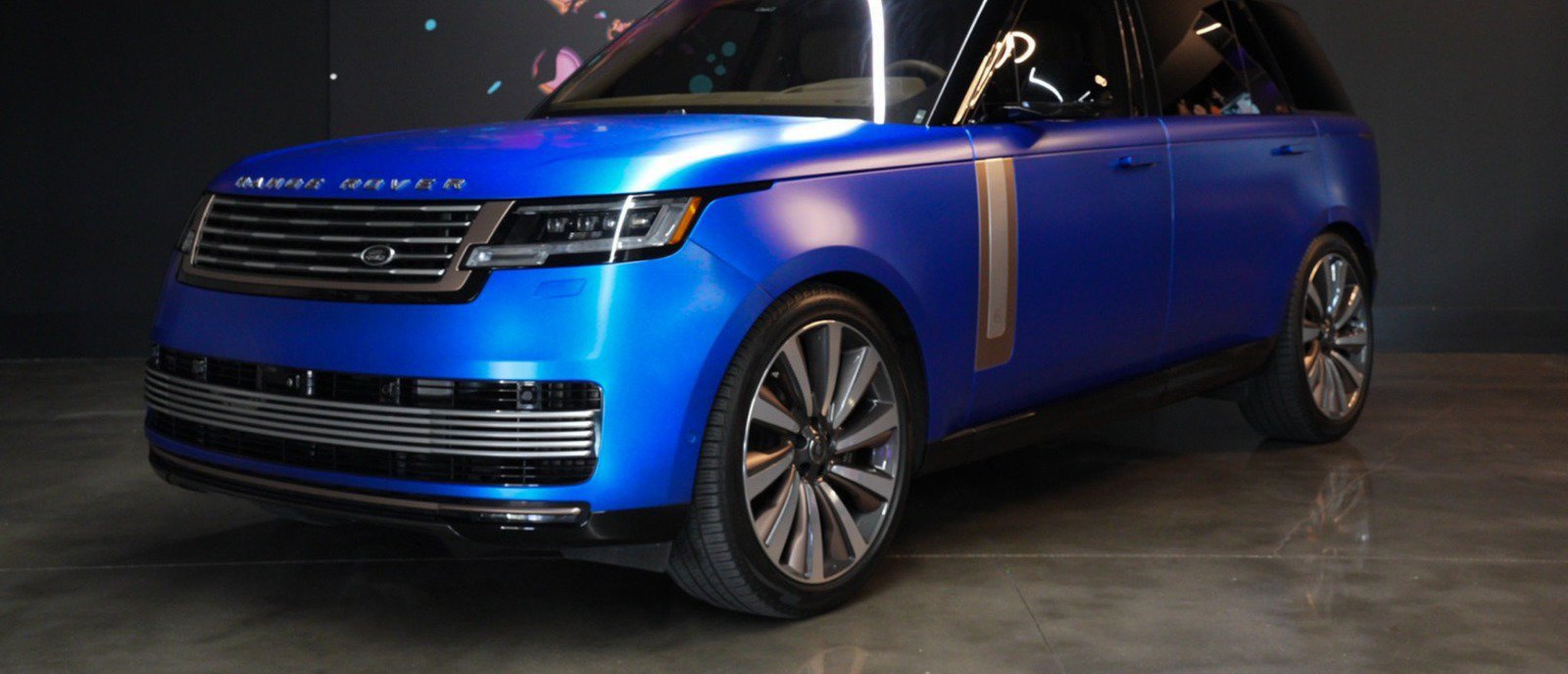 Used 2023 Land Rover Range Rover SV AWD/4WD image 2
