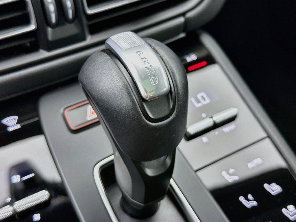 Certified 2025 Porsche Macan AWD/4WD image 21