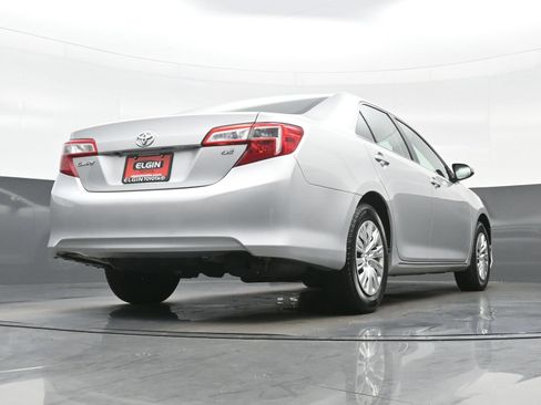 Used 2014 Toyota Camry LE FWD image 30
