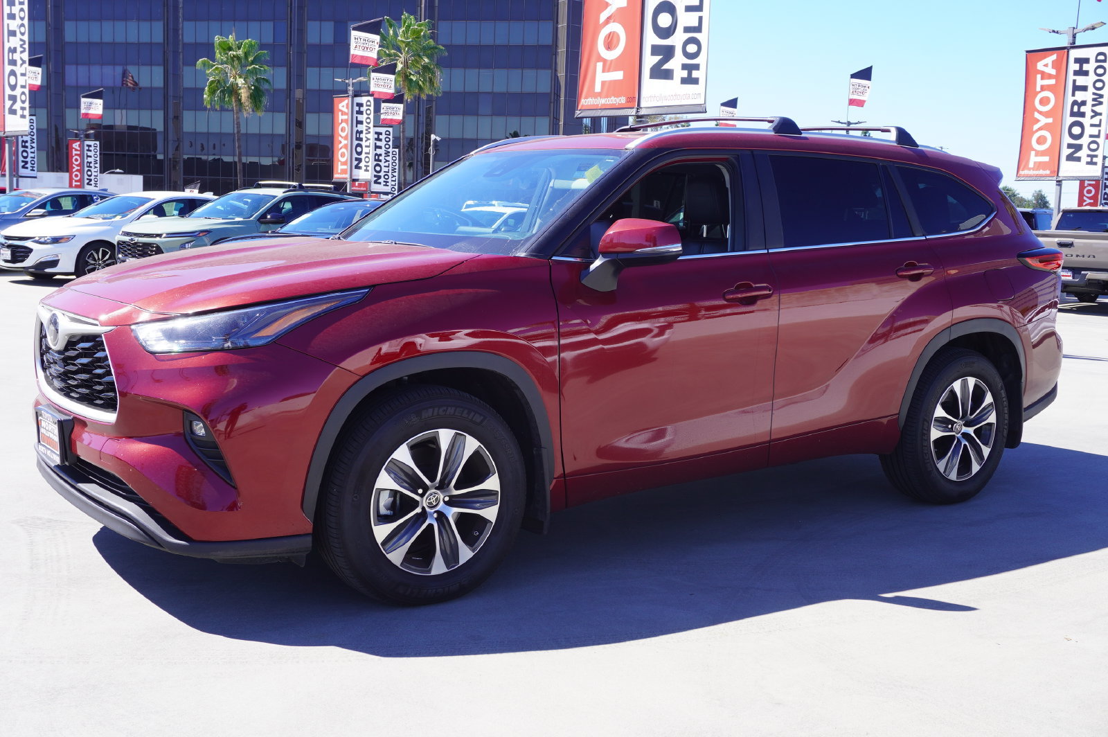 Used 2023 Toyota Highlander XLE FWD image 3