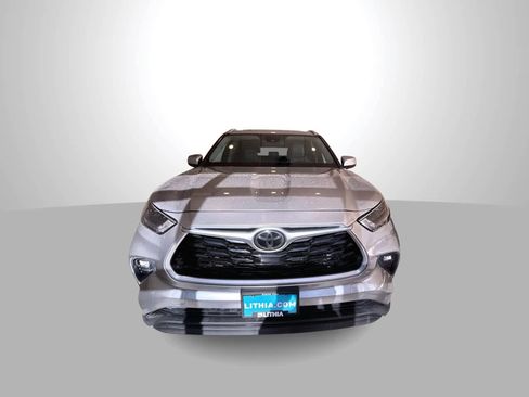Used 2022 Toyota Highlander XLE AWD/4WD image 3