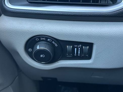 Used 2018 Chrysler Pacifica Touring Plus image 38