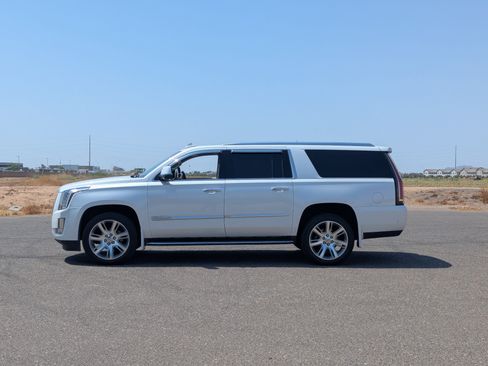 Used 2017 Cadillac Escalade ESV Luxury AWD/4WD image 6