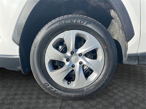 Used 2021 Toyota RAV4 LE image 14