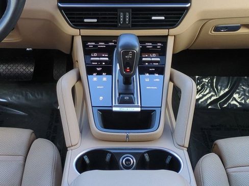 Used 2023 Porsche Cayenne Platinum Edition image 18