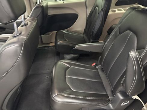 Used 2024 Chrysler Pacifica Touring-L image 15