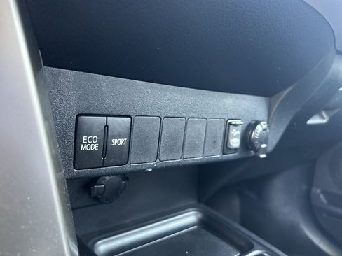 Used 2015 Toyota RAV4 LE FWD image 25