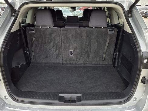 Used 2025 Toyota Highlander LE FWD image 30