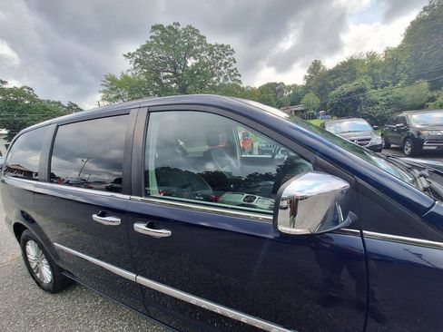 Used 2015 Chrysler Town & Country Touring-L w/ Driver Convenience Group FWD image 10
