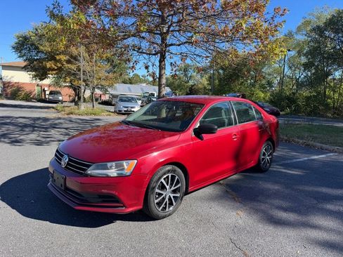 Used 2016 Volkswagen Jetta SE image 2