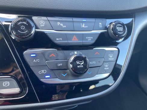 Certified 2025 Chrysler Pacifica Select image 27