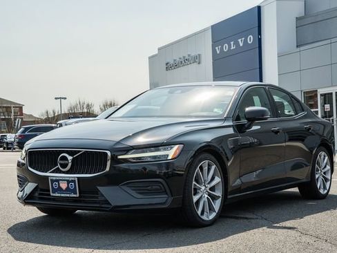 Used 2020 Volvo S60 T6 Momentum image 3