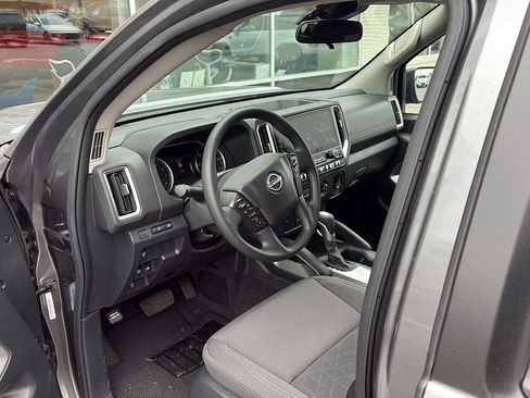 Used 2025 Nissan Frontier SV image 6