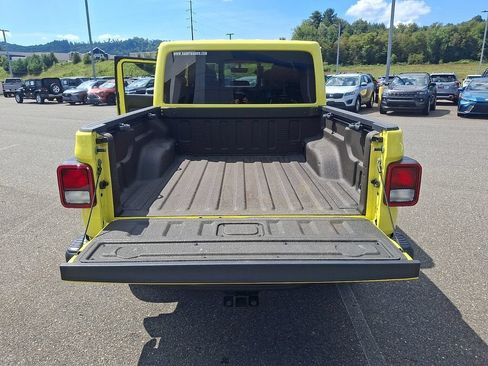 Used 2023 Jeep Gladiator Rubicon w/ Cold Weather Group AWD/4WD image 29