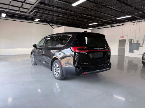 Used 2024 Chrysler Pacifica Limited FWD image 4