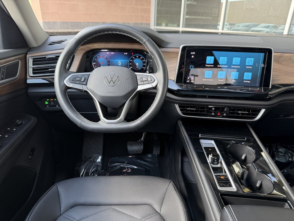 Used 2024 Volkswagen Atlas SE w/ Panoramic Sunroof Package FWD image 16
