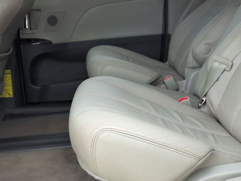 Used 2014 Toyota Sienna XLE w/ XLE Premium Package FWD image 23