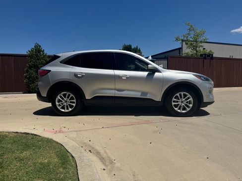 Used 2020 Ford Escape SE FWD image 2