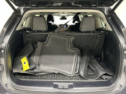 Used 2022 Toyota Highlander XLE AWD/4WD image 23