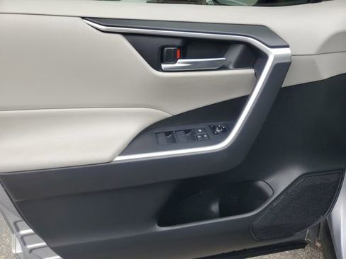 Used 2020 Toyota RAV4 XLE image 13