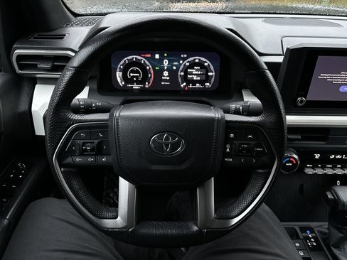 Used 2024 Toyota Tacoma TRD Off-Road image 17