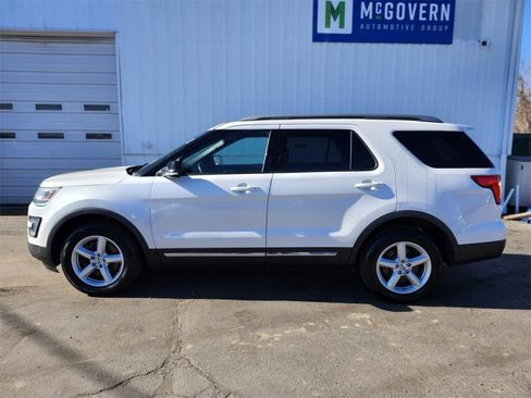 Used 2017 Ford Explorer XLT w/ Equipment Group 202A image 2