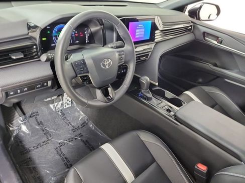 Used 2025 Toyota Camry SE w/ Convenience Package FWD image 18