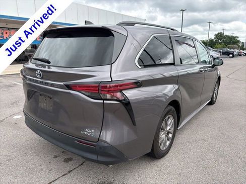 Used 2021 Toyota Sienna XLE FWD image 3