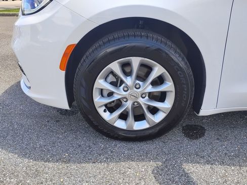 Used 2025 Chrysler Pacifica Select w/ Uconnect Theater Family Group AWD/4WD image 18