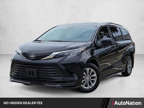 Used 2026 Toyota Sienna LE FWD image 1