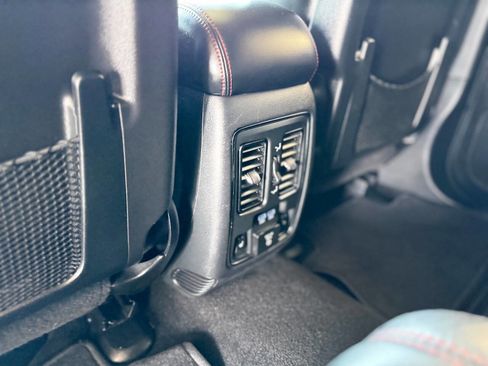 Used 2014 Dodge Durango R/T image 33