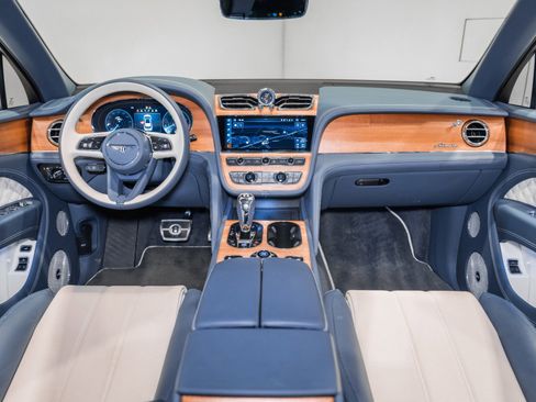 Used 2023 Bentley Bentayga V8 image 28