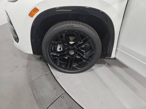 New 2026 Volkswagen Tiguan SE R-Line image 25