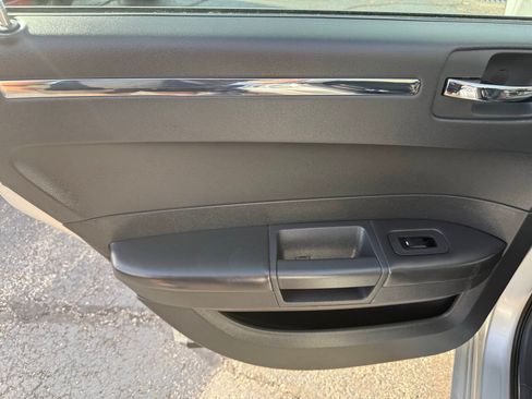 Used 2009 Chrysler 300 Touring RWD image 15
