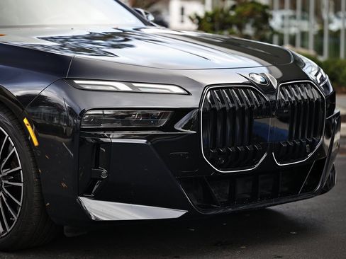 Used 2025 BMW 740i w/ Premium Package image 2