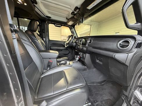 Used 2020 Jeep Gladiator Overland AWD/4WD image 12