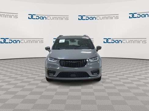 Used 2021 Chrysler Pacifica Touring-L w/ S Appearance Package FWD image 3