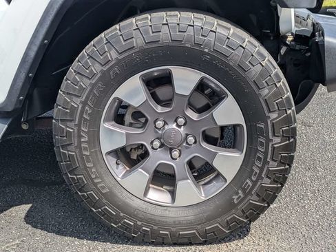 Used 2018 Jeep Wrangler Unlimited Sahara AWD/4WD image 12