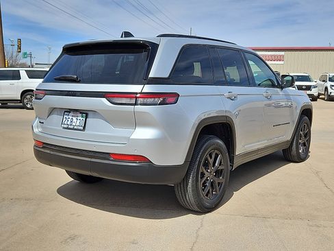 Used 2025 Jeep Grand Cherokee Altitude image 3