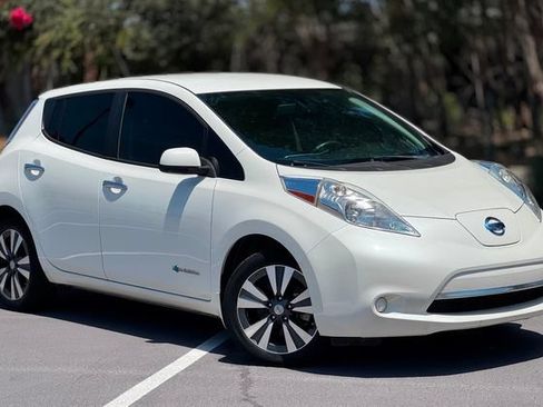 Used 2015 Nissan Leaf SV FWD image 2