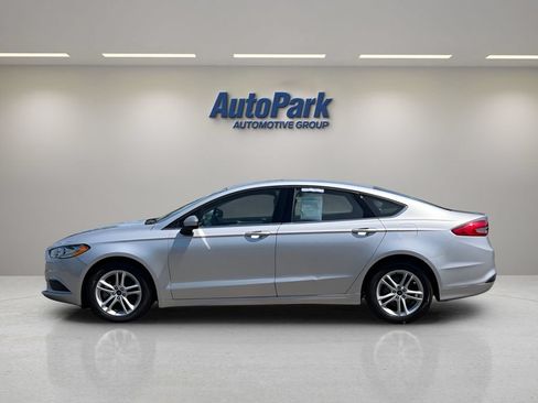 Used 2018 Ford Fusion SE w/ Fusion SE Technology Package FWD image 4