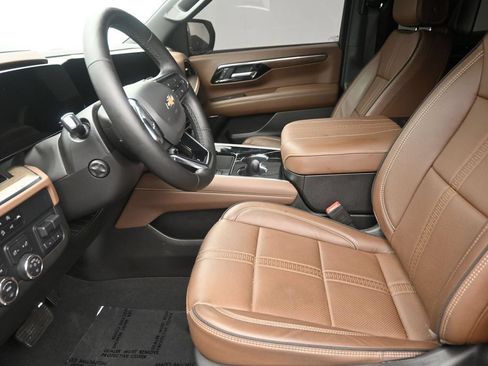 Used 2025 Chevrolet Tahoe High Country AWD/4WD image 12