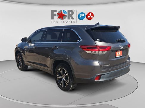 Used 2019 Toyota Highlander Plus FWD image 3