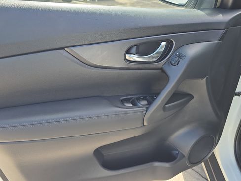 Used 2020 Nissan Rogue SV image 18