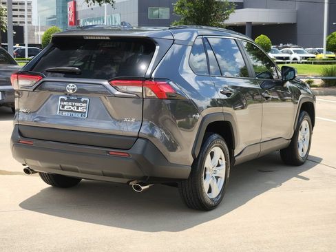 Used 2021 Toyota RAV4 XLE w/ Convenience Package FWD image 6