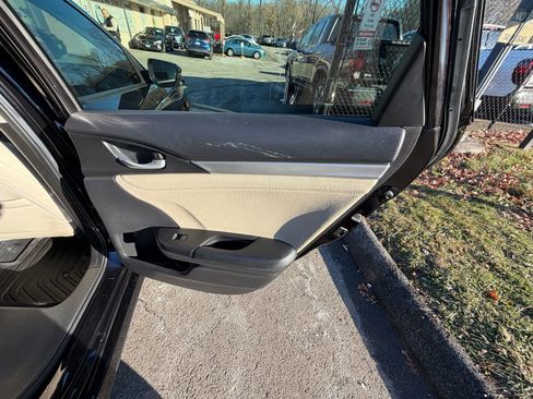 Used 2018 Honda Civic Touring image 17