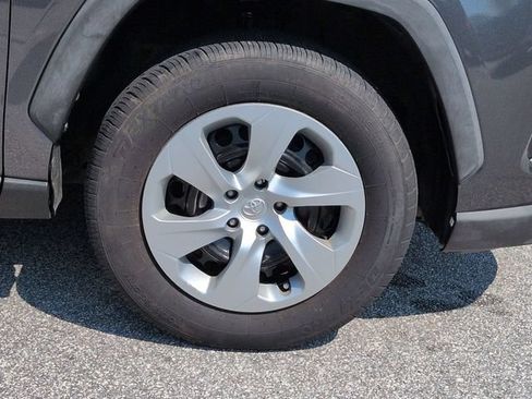 Used 2021 Toyota RAV4 LE FWD image 11